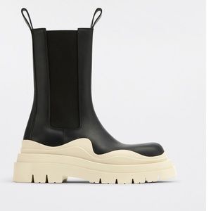 NEW Bottega Veneta Tire Chelsea Boots in Black/Sea Salt size 39 EU,